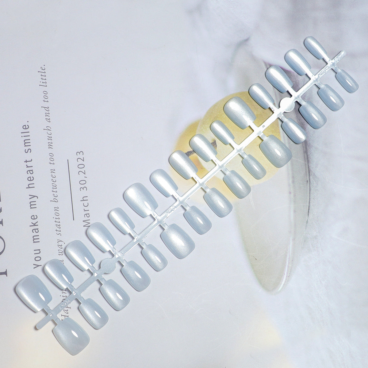 24PCS Sparkly Press on Nails Short Almond Fake Nails with Silver Edge Sparkly Design Shiny False Nails Gel Glue on Nails Sparkly Stick on Nails Glue on Nails Acrylic Nails for Women Daily Wear